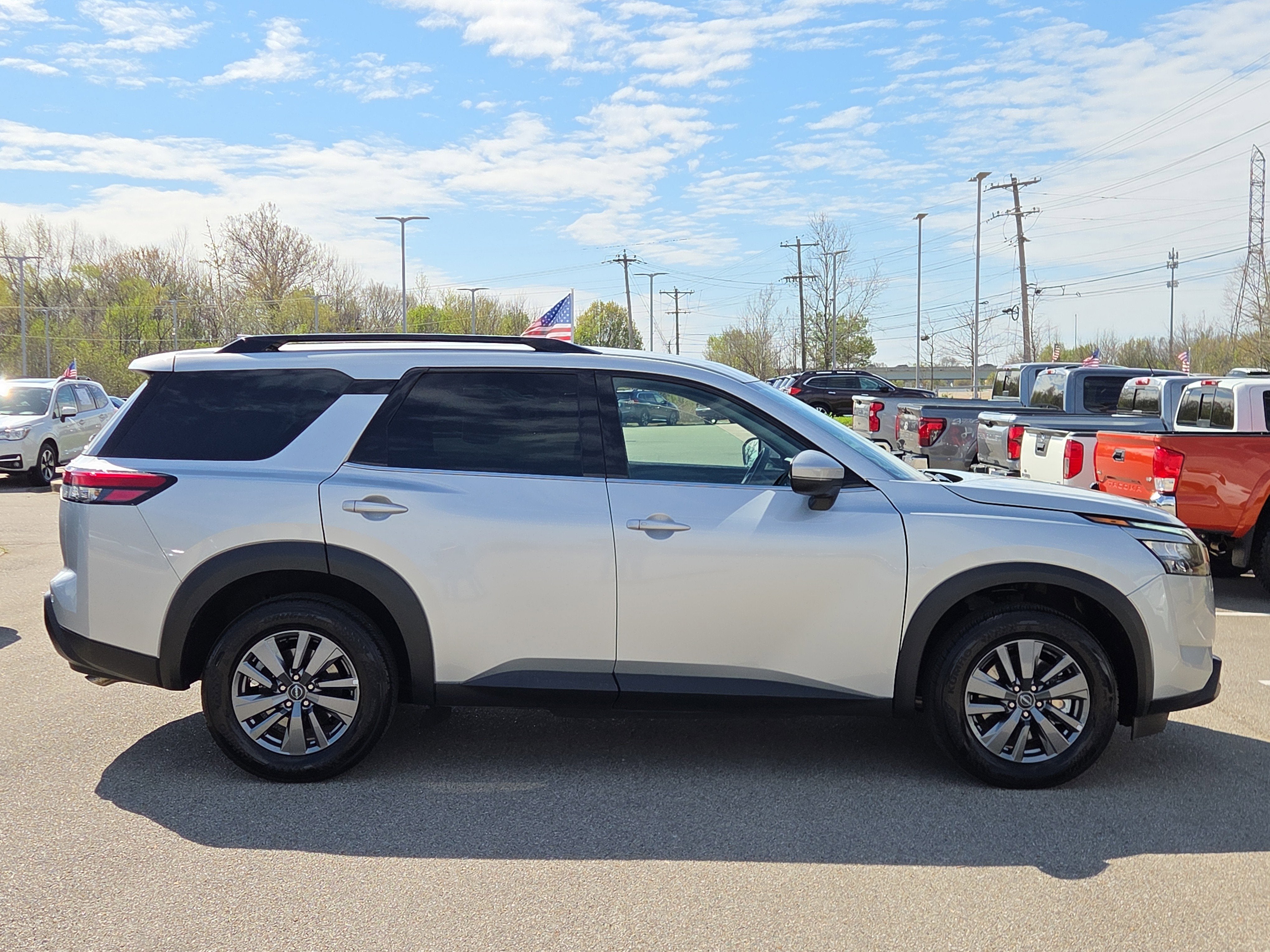 2025 Nissan Pathfinder SV