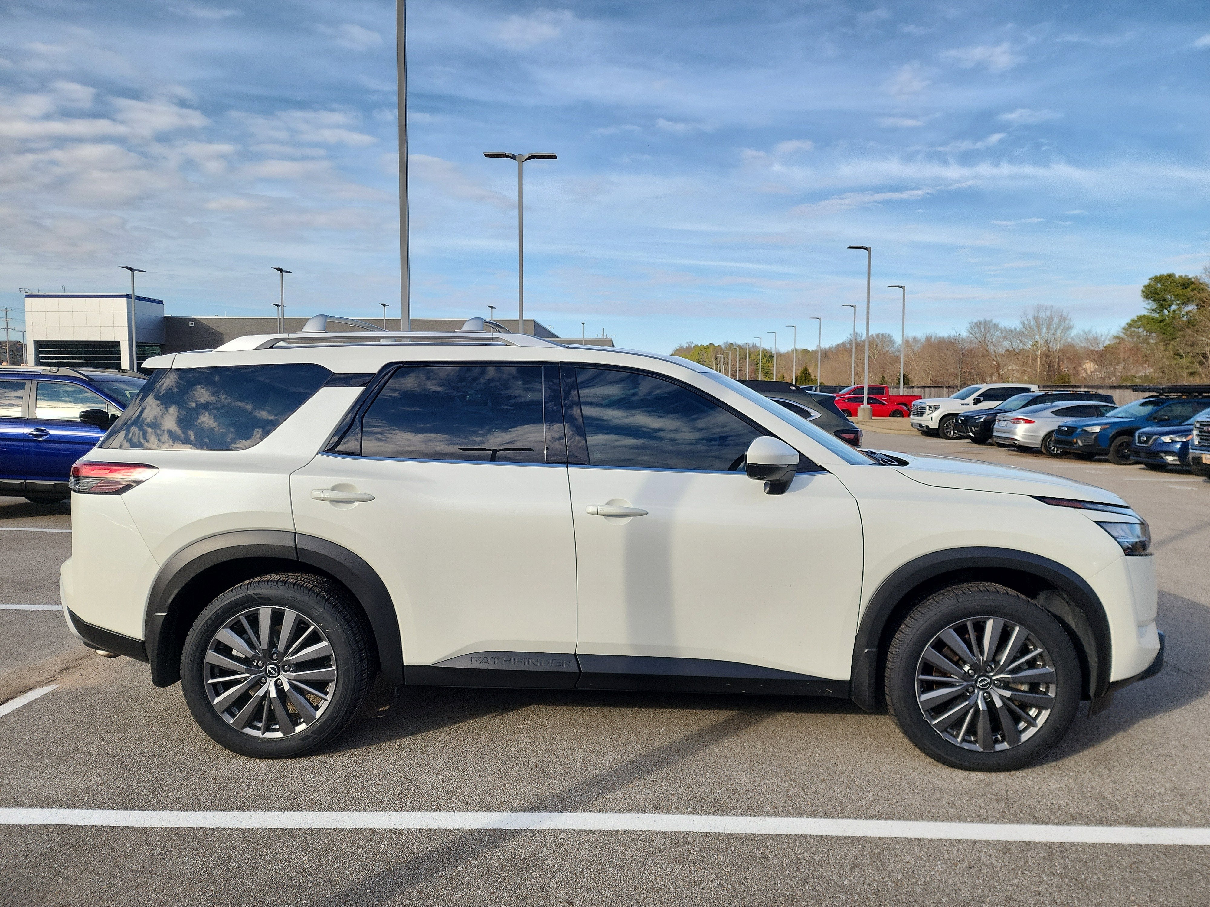 2024 Nissan Pathfinder SL