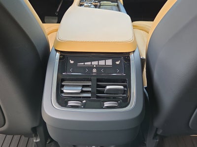 2024 Volvo XC90 Ultimate Bright Theme