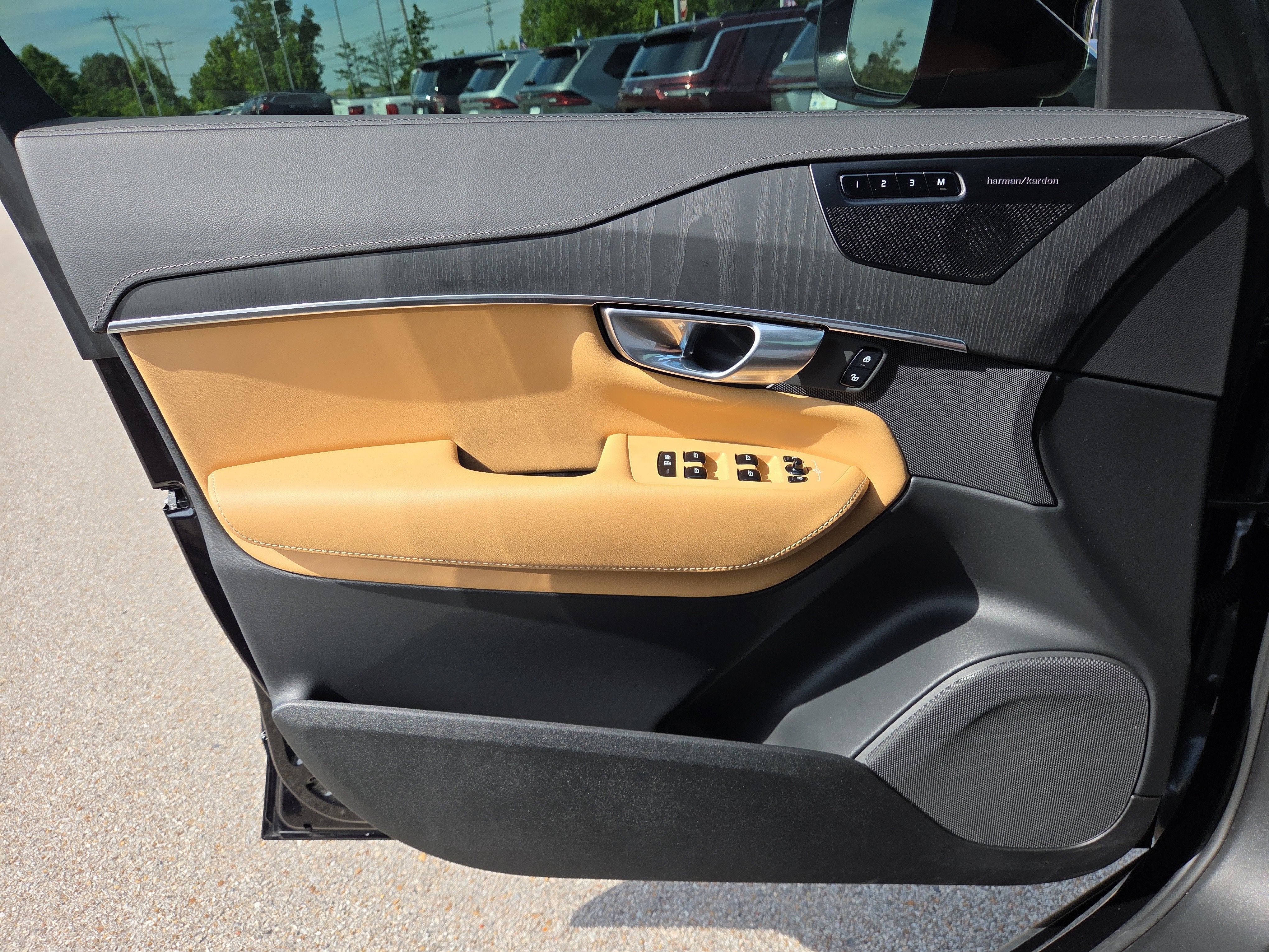2024 Volvo XC90 Ultimate Bright Theme